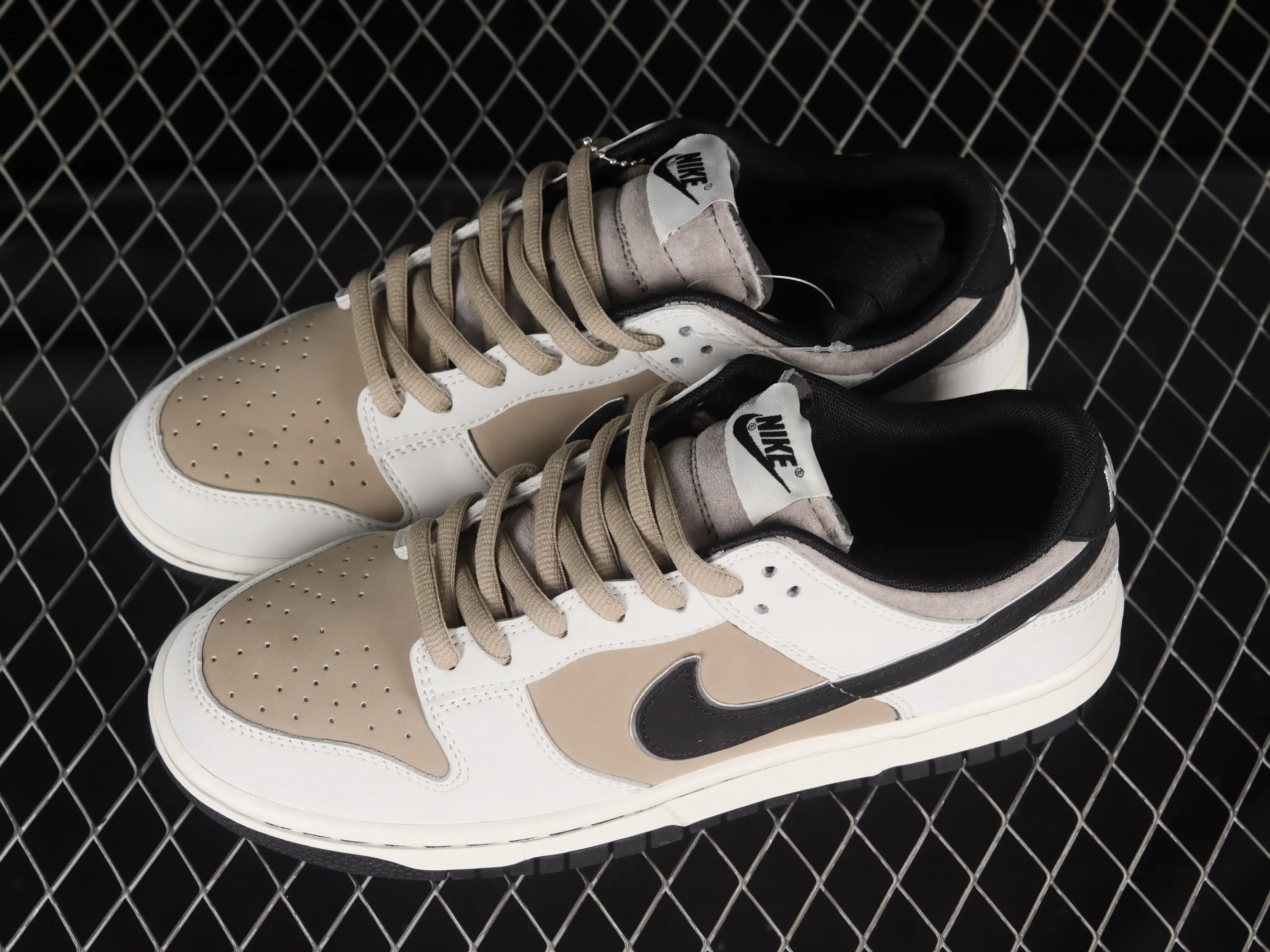 All Categories Nk SB Dunk Series Nk SB Dunk Low Low-top sneakers Otomo Katsuhiro x Nk SB Dunk Low "Steamboy OST" Otomo Katsuhiro co-branded SB low-top sports and leisure sneakers LF0039-037